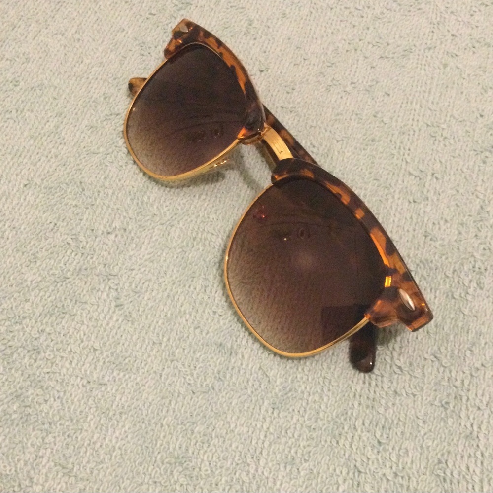Woman’s Faux Tortoise Shell Sunglasses 🌸 - Picture 2 of 5